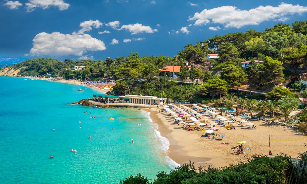 7. Makris Gialos Beach
If you are looking for luxury and comfort, head to Makris Gialos Beach. This beach is one of the most popular and vibrant in the whole of Kefalonia. It is known for its lovely golden sand and clear blue water. It not only attracts the masses during the summer season, but boasts fantastic hotels and restaurants. 
There are also plenty of beach activities to enjoy, such as jet-skiing and speed boat trips. Moreover, after a day on the beach, you can go out at night to one of the bars or restaurants that line the seaside. There are plenty of choices, from simple taverns to luxury beach bars. 
The beautiful thing about Makari is that you can pick and choose what you want to do without being overwhelmed with all the options. If you would prefer a quiet family day out, go for it. But if you want to party until the early hours, that's also possible.
