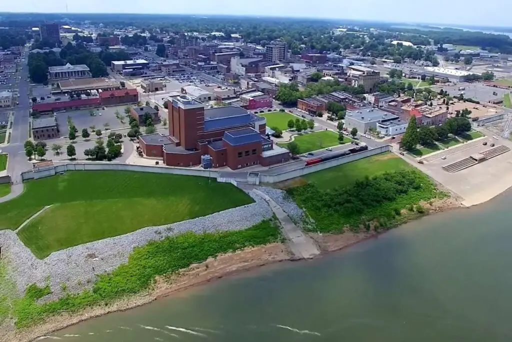 12 Best & Fun Things To Do In Paducah (Kentucky) Holiday Parrots